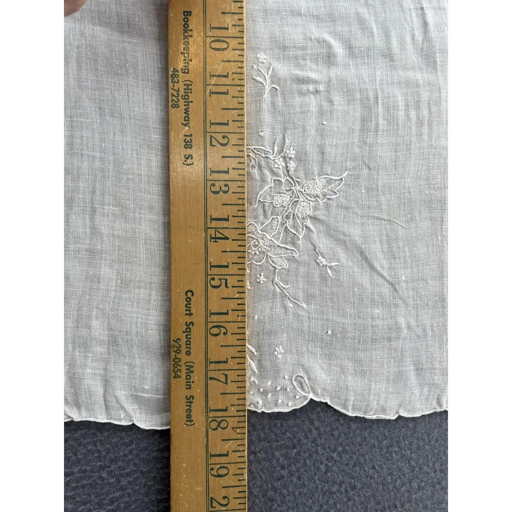 Vintage White Linen Guest Towels Set of 3 Hand Embroidered Floral Scalloped Edge